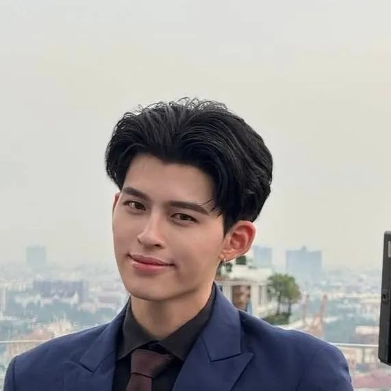 chat with ai character: Khun thee 
