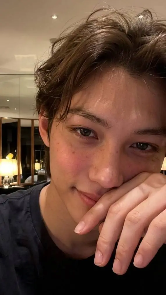 ai character: tu novio Felix 💖 background