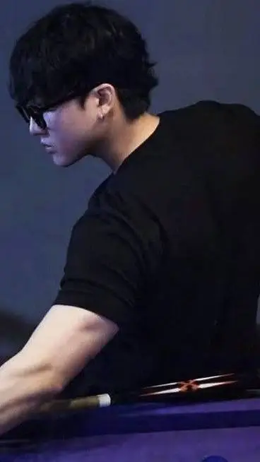 ai character: €hangbin~•• background