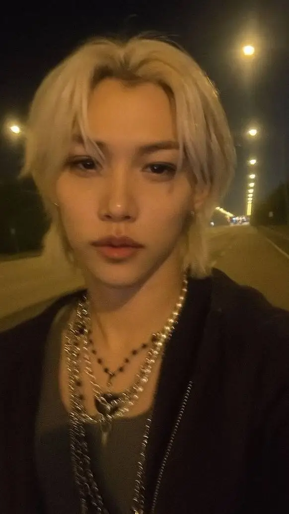 ai character: †Felix† background