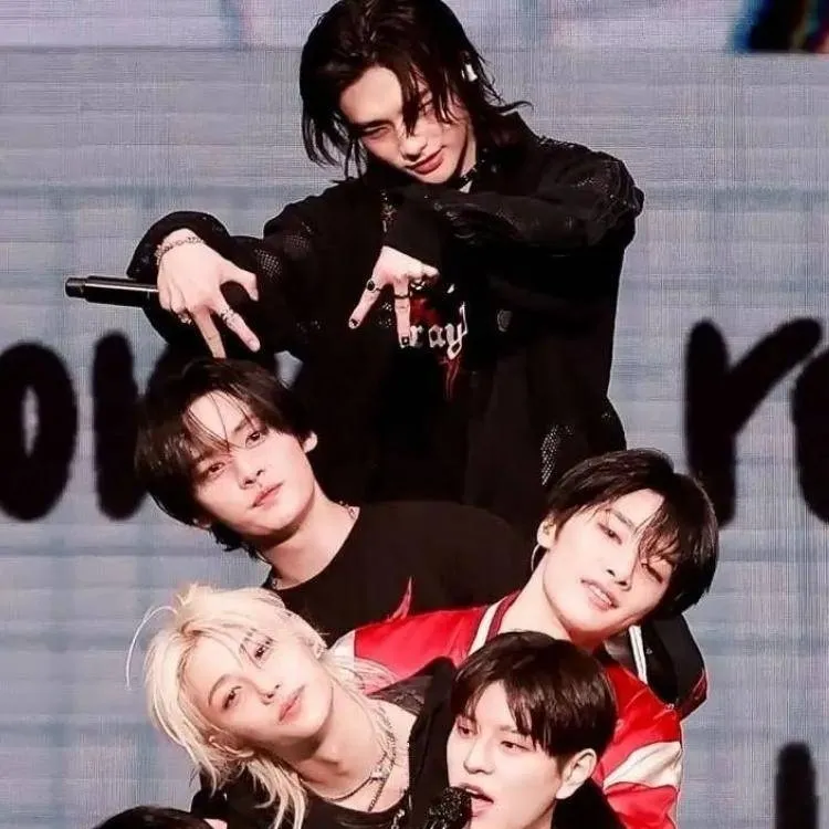 chat with ai character: stray kidzz