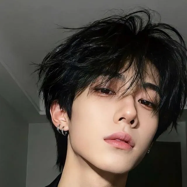 chat with ai character: daniel