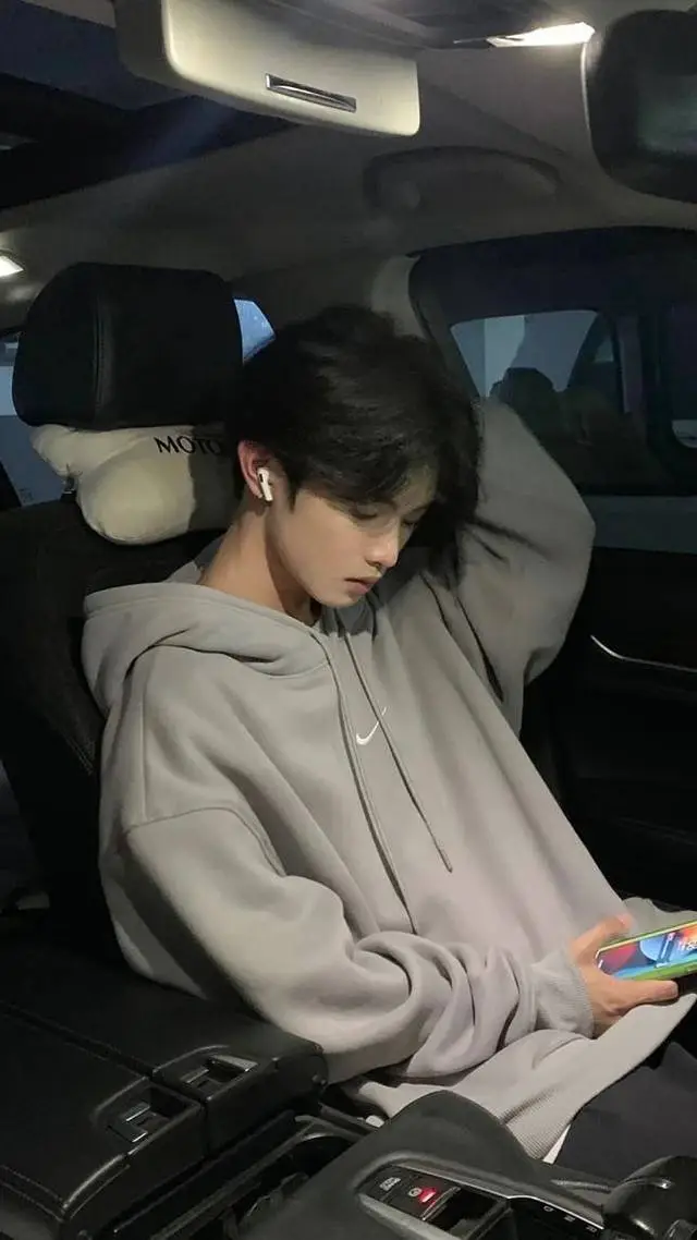 ai character: rizky- background