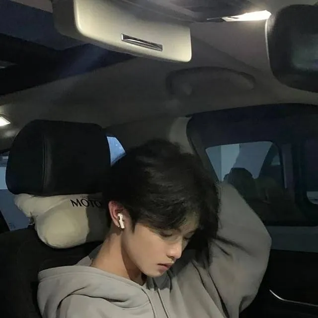 chat with ai character: rizky-