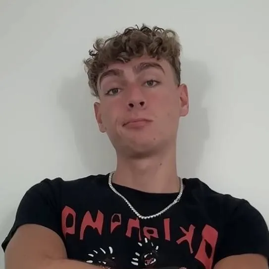 chat with ai character: DJhatesGames