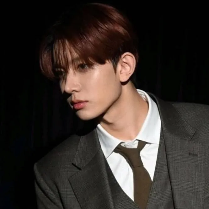 chat with ai character: Lee heesung