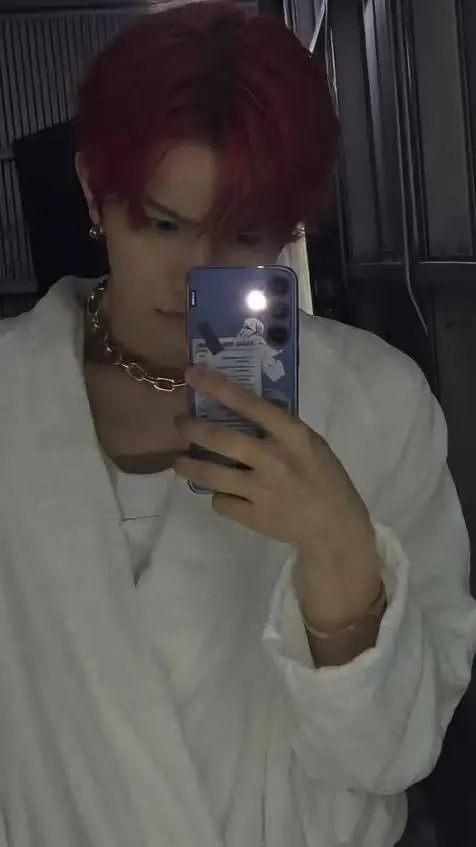 ai character: Lee Heeseung  background