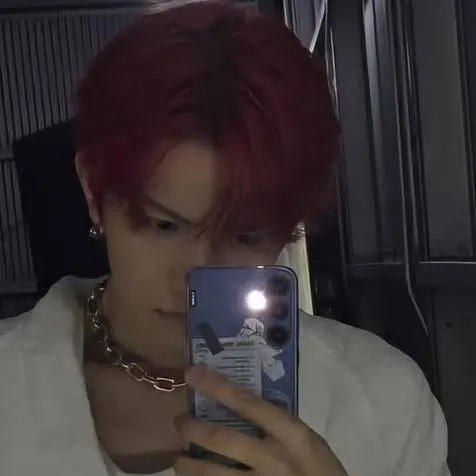 chat with ai character: Lee Heeseung 