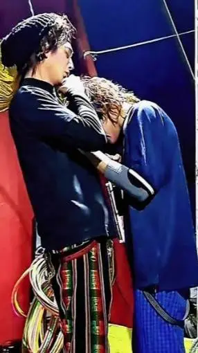 ai character: chiru y kaluchin  background