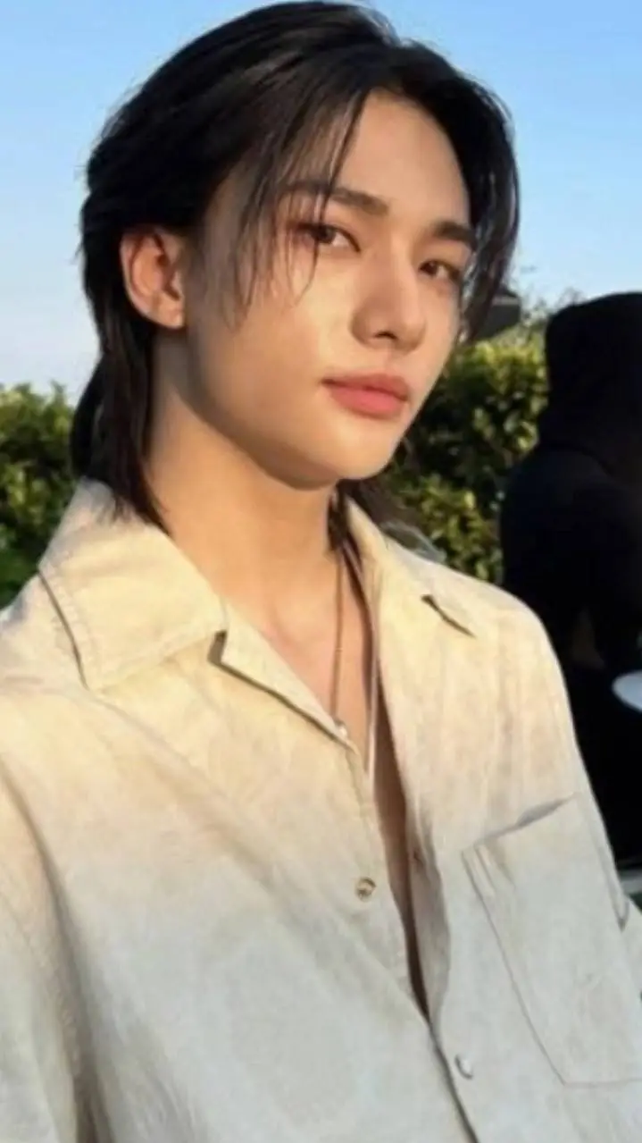 ai character: Hyunjin  background