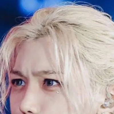 chat with ai character: Hyunlix - cameras