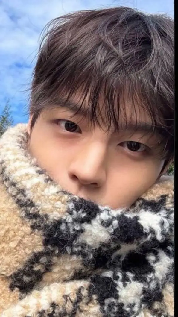 ai character: Minsung - cameras background