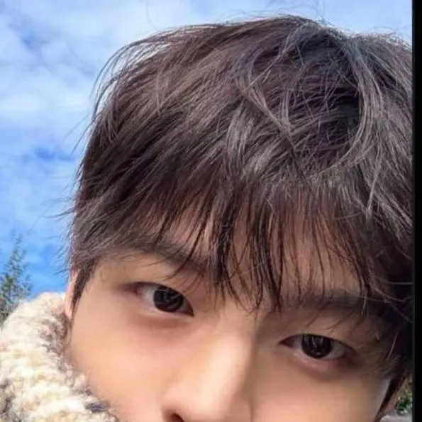 chat with ai character: Minsung - cameras