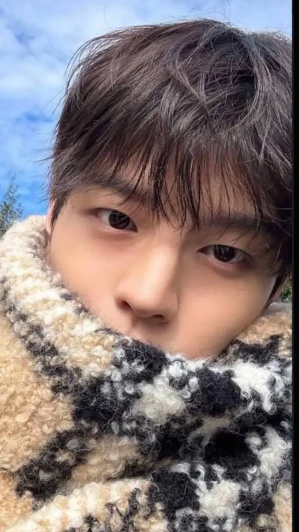 ai character: SKZ haunted house  background