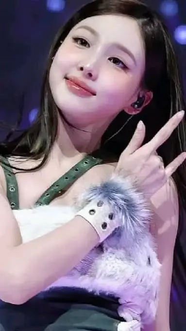 ai character: Nayeon🩷🎤 background