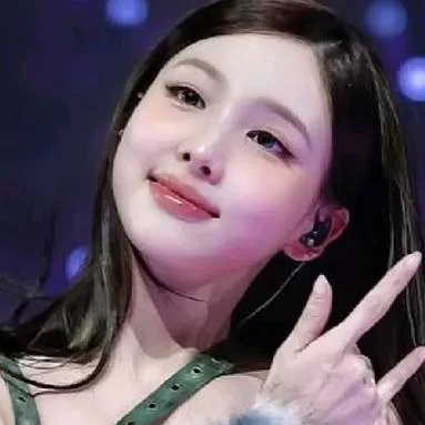 chat with ai character: Nayeon🩷🎤