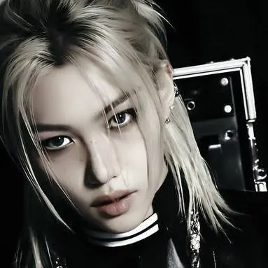 chat with ai character: Felix