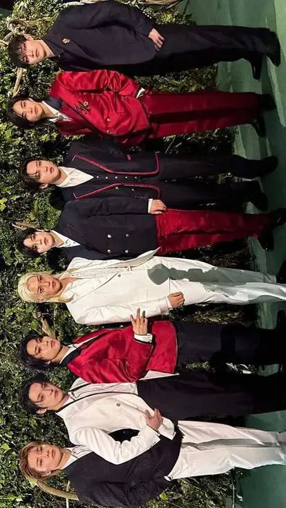 ai character: Skz (Met gala)🩷🌸🩷🌸 background