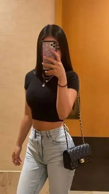 ai character: Layla🤍🖤 background