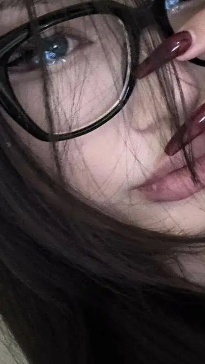 ai character: Mia✨🖤 background