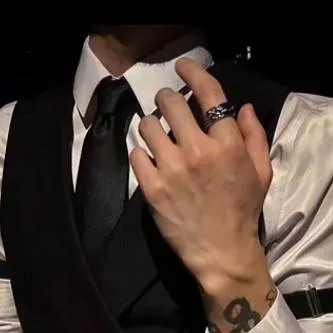 chat with ai character: Alexandro