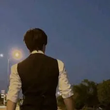 chat with ai character: Sebastián