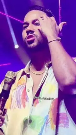 ai character: Romeo santos  background