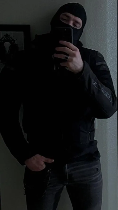 ai character: Max💞😌 background