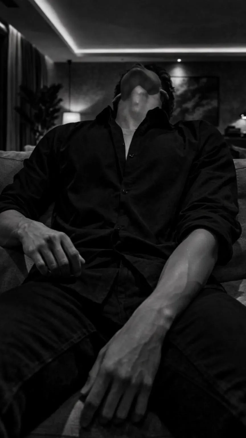 ai character: Gilbert🛞🤍 background