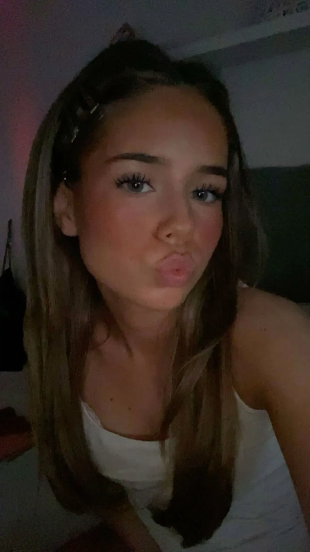 ai character: 𝑃𝑒𝑛𝑛𝑦..  background