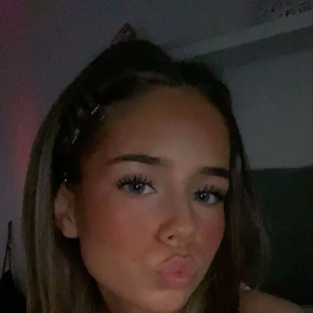 chat with ai character: 𝑃𝑒𝑛𝑛𝑦.. 