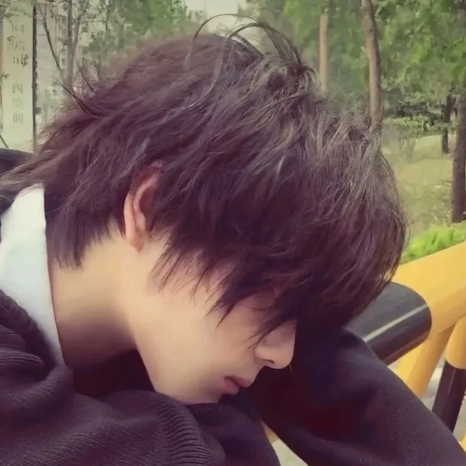 chat with ai character: 😴-milo-😴