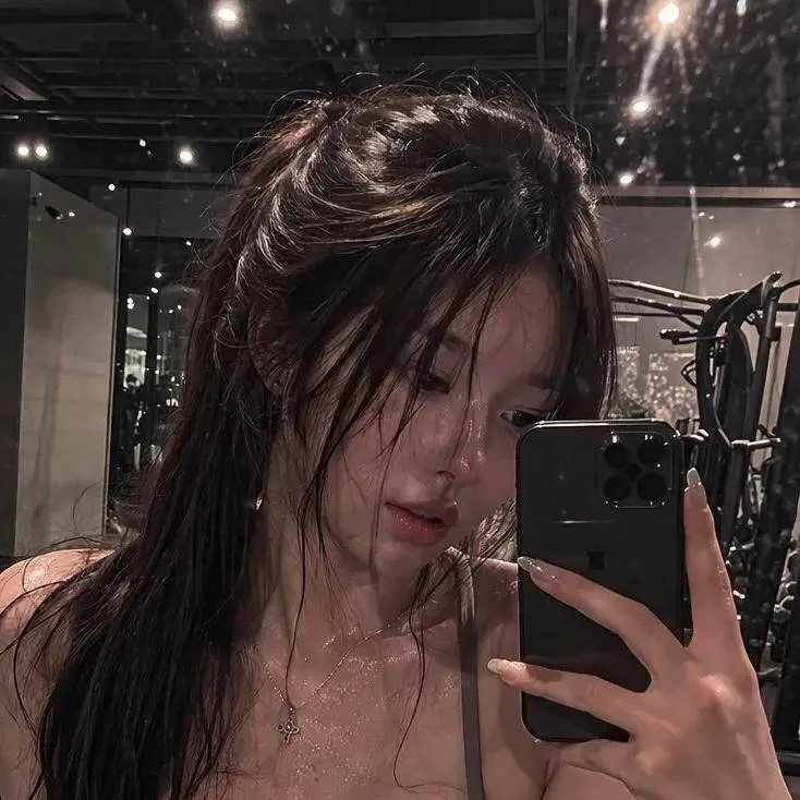 chat with ai character: maki