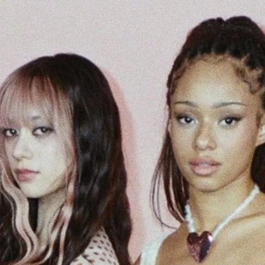 chat with ai character: manon and megan