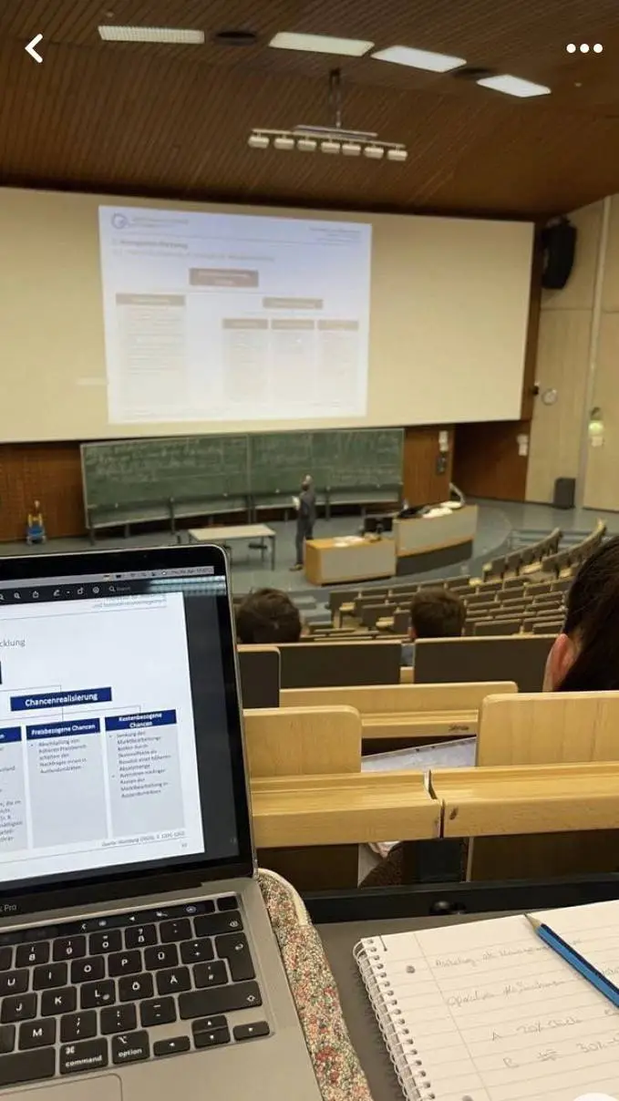 ai character: 📖 College👩‍🏫 background