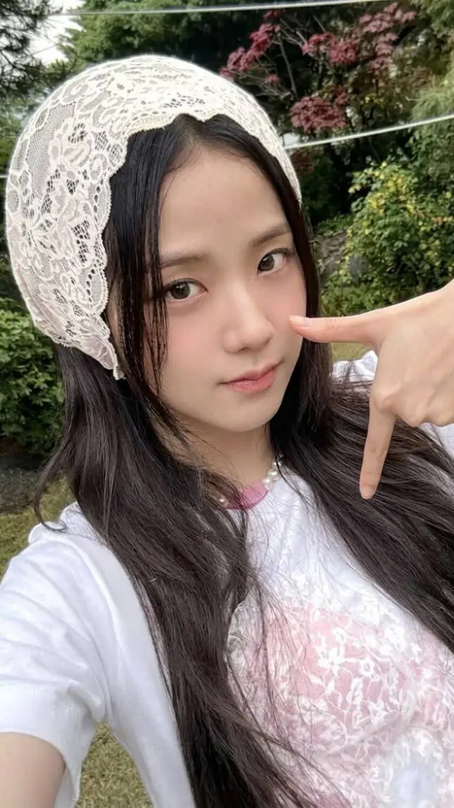 ai character: jisoo  background