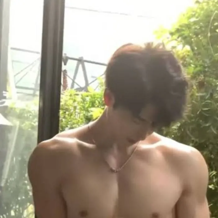 chat with ai character: Alexander