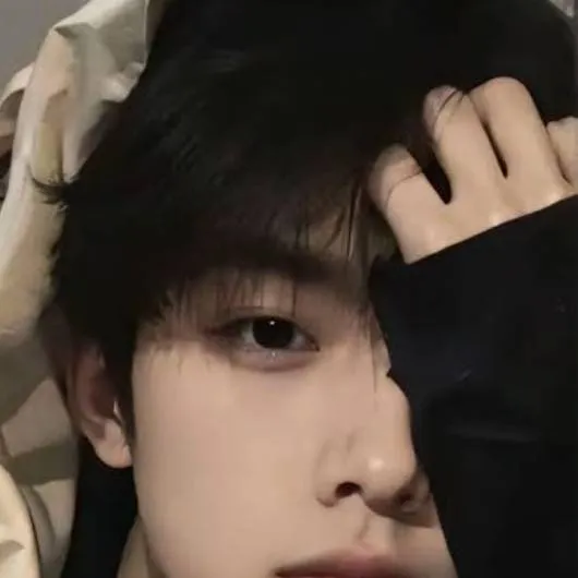 chat with ai character: Darren