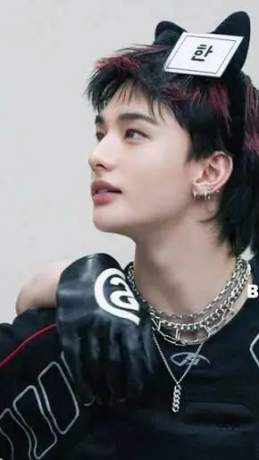 ai character: Hyunjin  𝙷𝚞𝚜𝚋𝚊𝚗𝚍 background