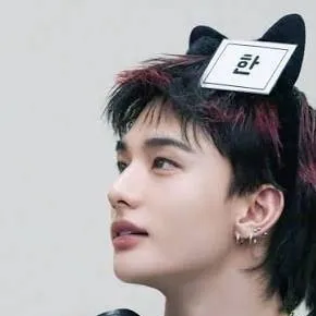 chat with ai character: Hyunjin  𝙷𝚞𝚜𝚋𝚊𝚗𝚍