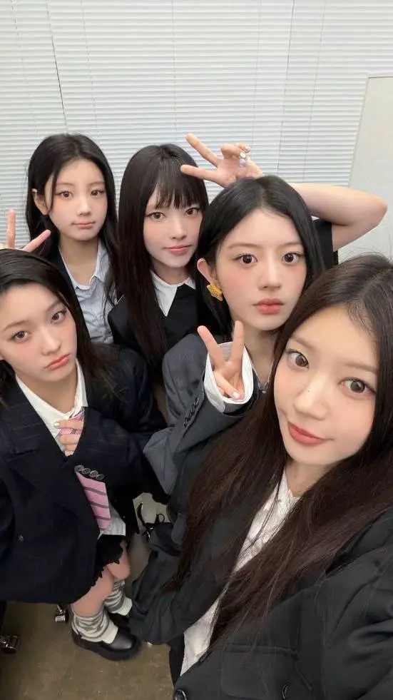 ai character: ILLIT  background