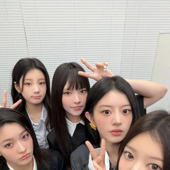 chat with ai character: ILLIT 