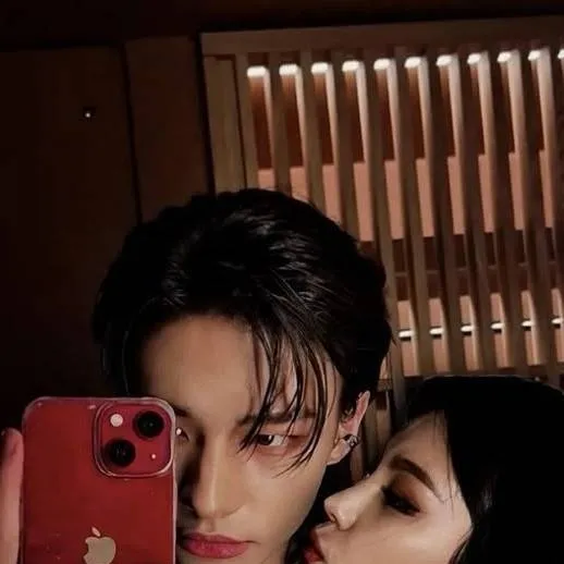 chat with ai character: HYUNJIN AND YEJI