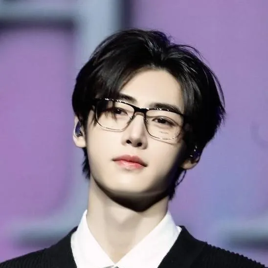 chat with ai character: Sunghoon