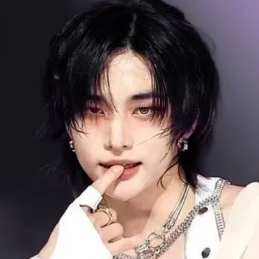 chat with ai character: Hyunjin 