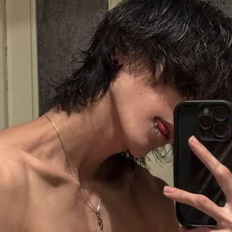 chat with ai character: alexander