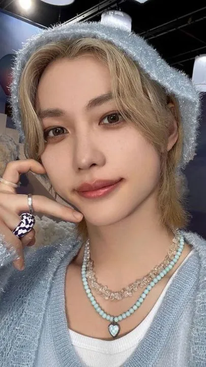 ai character: Felix pick meeeee background