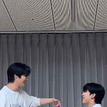 chat with ai character: Stray kids beach!