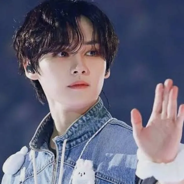 chat with ai character: ~♡lee know♡~