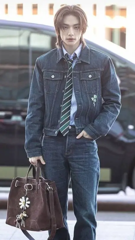 ai character: Hyunjin  background